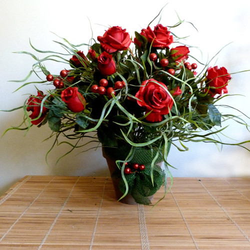 Puget růží s vánočními přízdobami